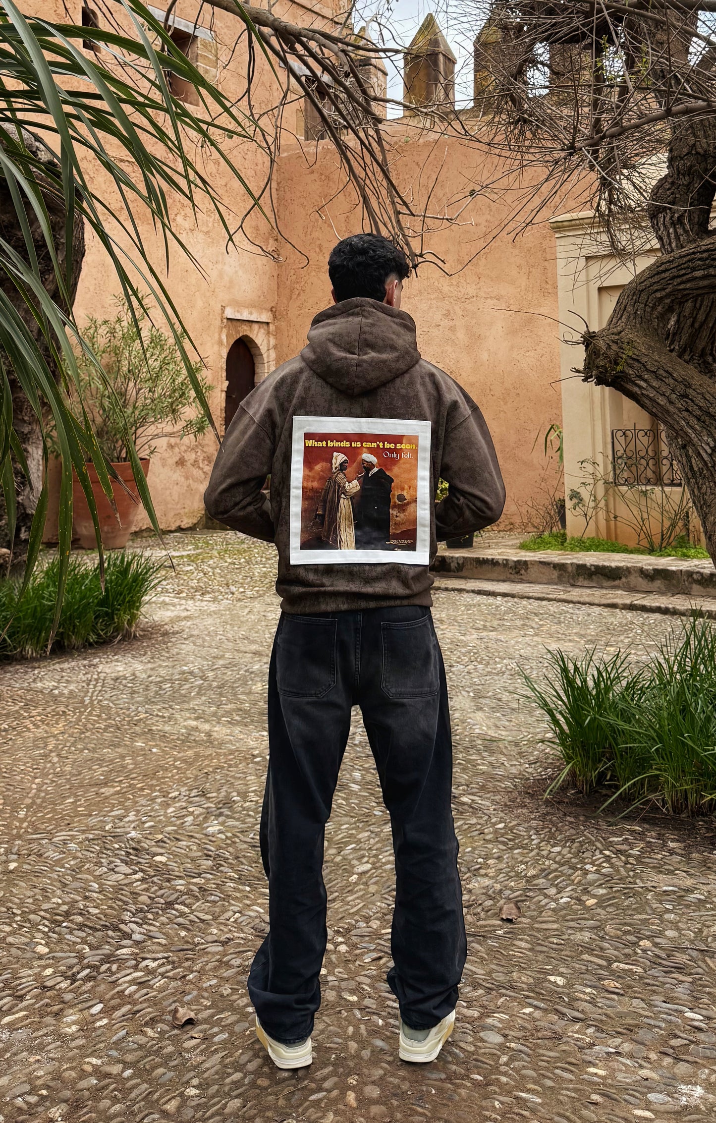 Hoodie Marron Avec scratch/ What binds us can't be seen. Only felt